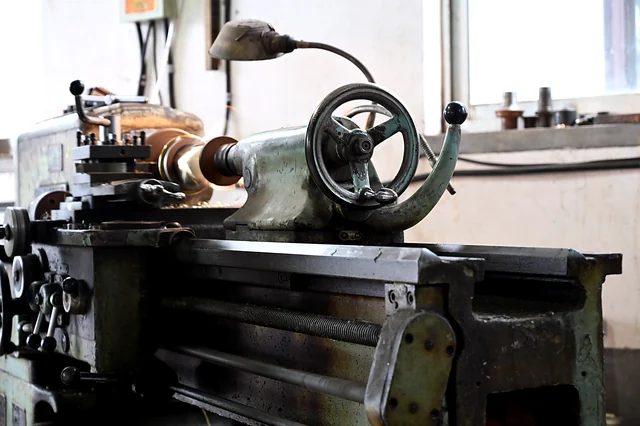 Funkenflug an der Drehmaschine