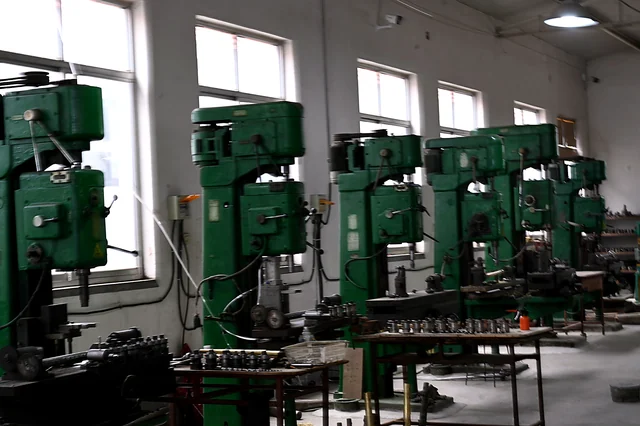 Werkhalle mit Ständerbohrmaschinen