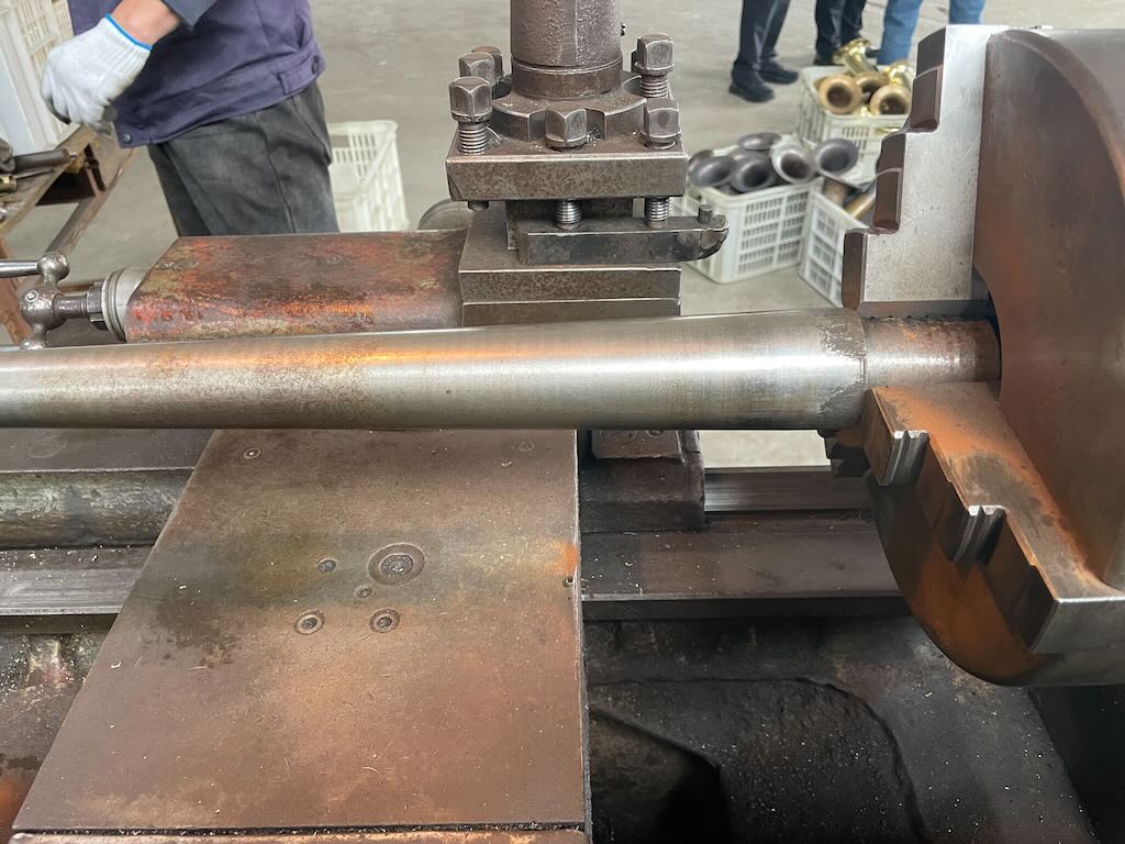 Fertigung – Drehmaschine und Instrumententeile