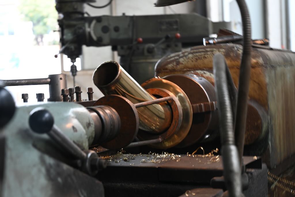 Messingrohr in Bearbeitung – Saxophonkomponente