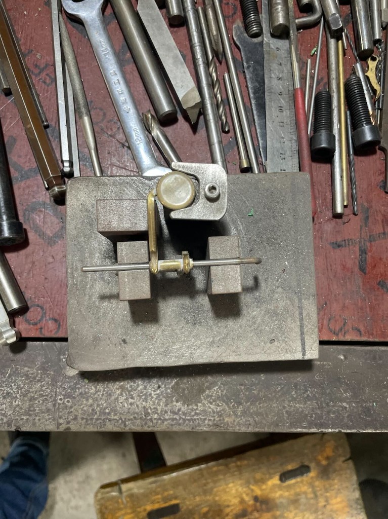 Werkbank mit Feinmechanik und Werkzeugen